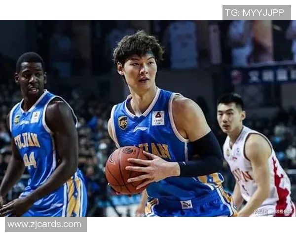 以篮球运动员成长历程洞见竞技精神与团队价值全面探索实践